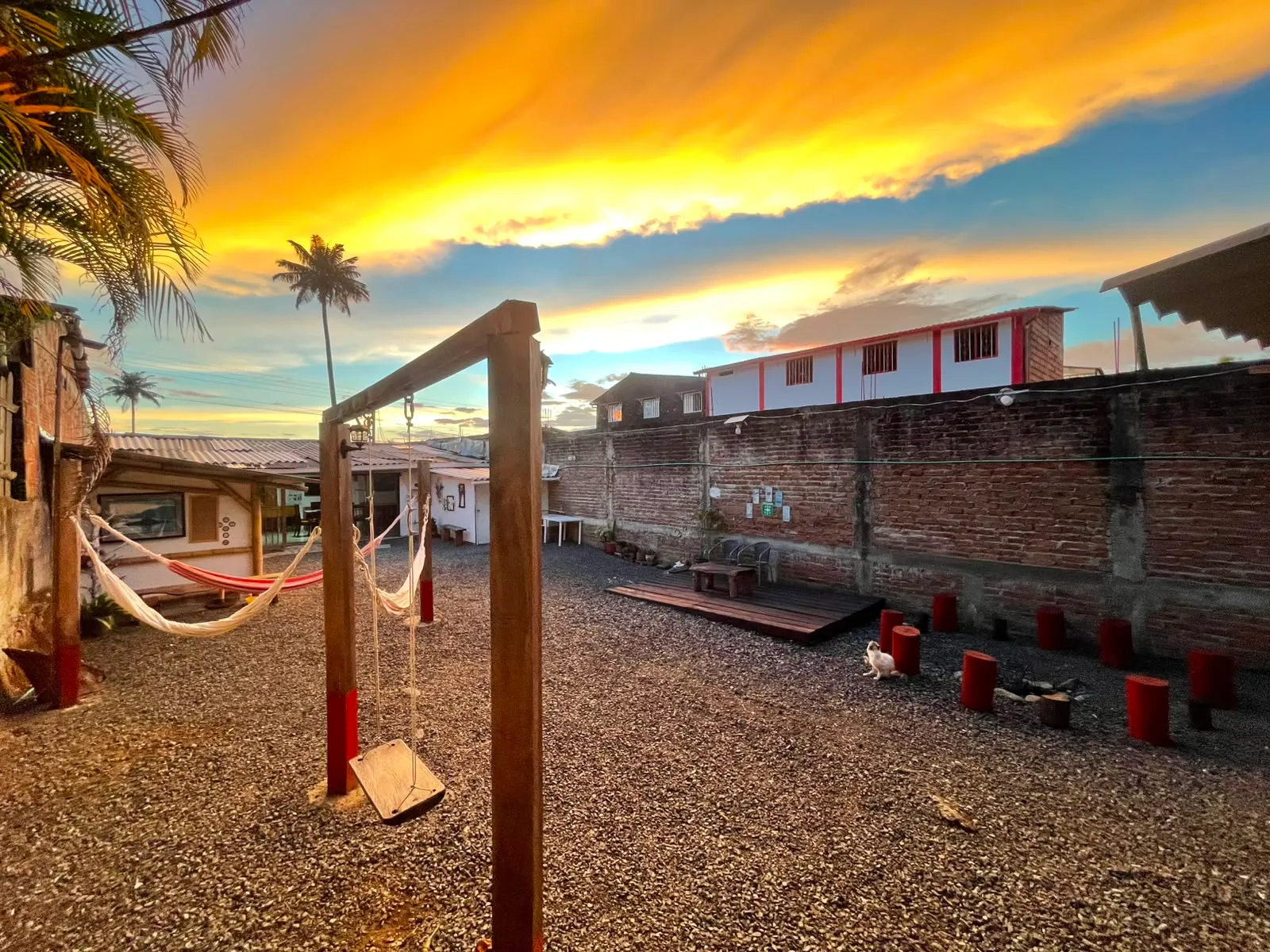 Patio de Hospedaje Lapislázuli al atardecer